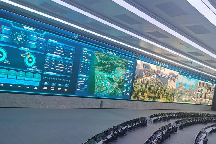 جدار فيديو LED بدقة عالية في مركز التحكم والقيادة