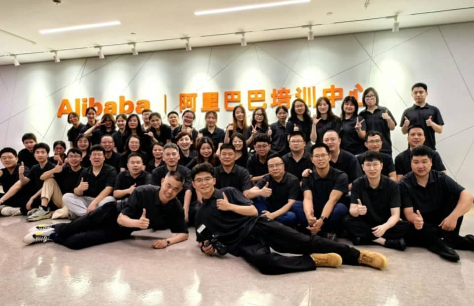 LED-Display-Qualitätskontrollteam inspiziert Feinstpixel-LED-Bildschirme in der Jingruns-Herstellungsanlage