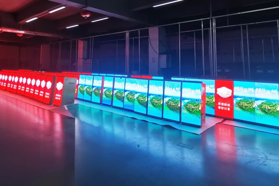 Smart Lamp Post LED Display - Urban Street Advertising Application