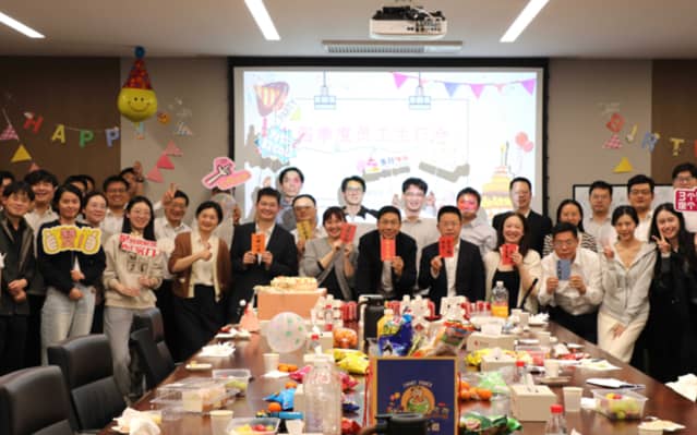 Jingruns LED display team celebrating successful delivery of 5000th LED screen project worldwide