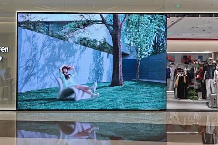 IN-C Series indoor LED screen installed in shopping mall